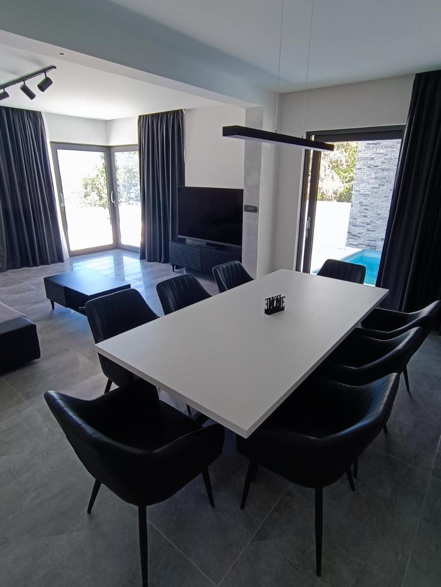 Holiday House "M" Omiš - Newly renovated house with swimming pool, 3 rooms, gym, large terrace with amazing view on town and 6 parkplaces - Hizvo