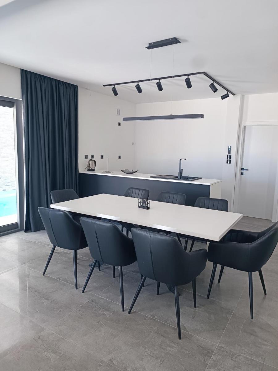 Holiday House "M" Omiš - Newly renovated house with swimming pool, 3 rooms, gym, large terrace with amazing view on town and 6 parkplaces - Hizvo