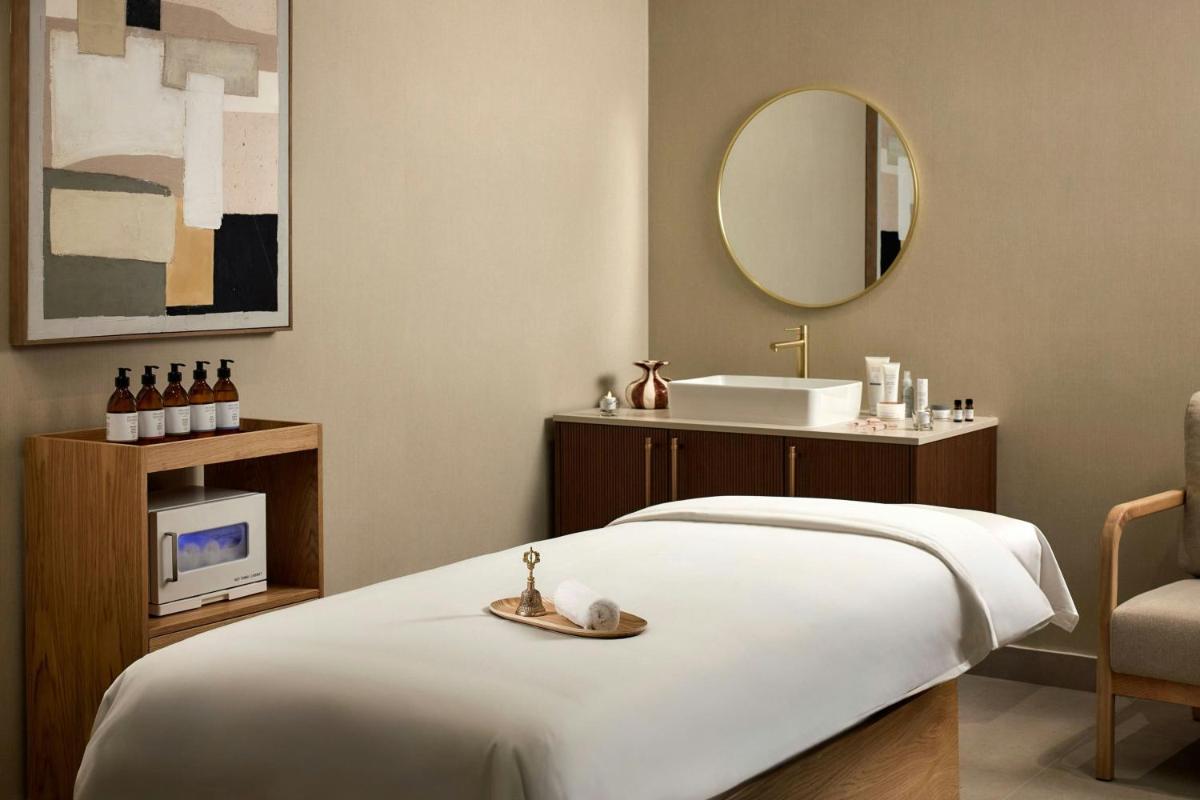 Uma cama ou camas num quarto em Algarve Marriott Salgados Golf Resort & Spa
