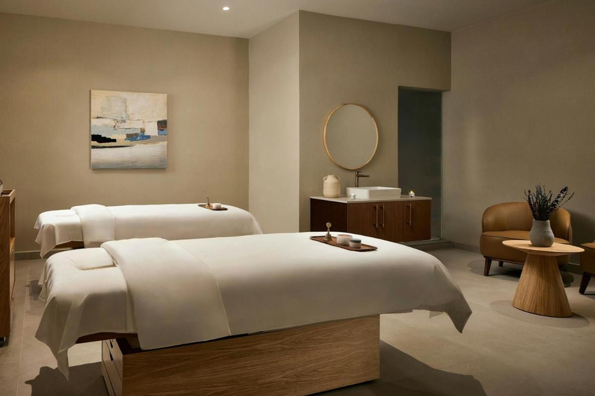 Uma cama ou camas num quarto em Algarve Marriott Salgados Golf Resort & Spa