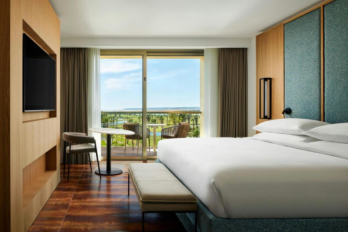 Uma cama ou camas num quarto em Algarve Marriott Salgados Golf Resort & Spa
