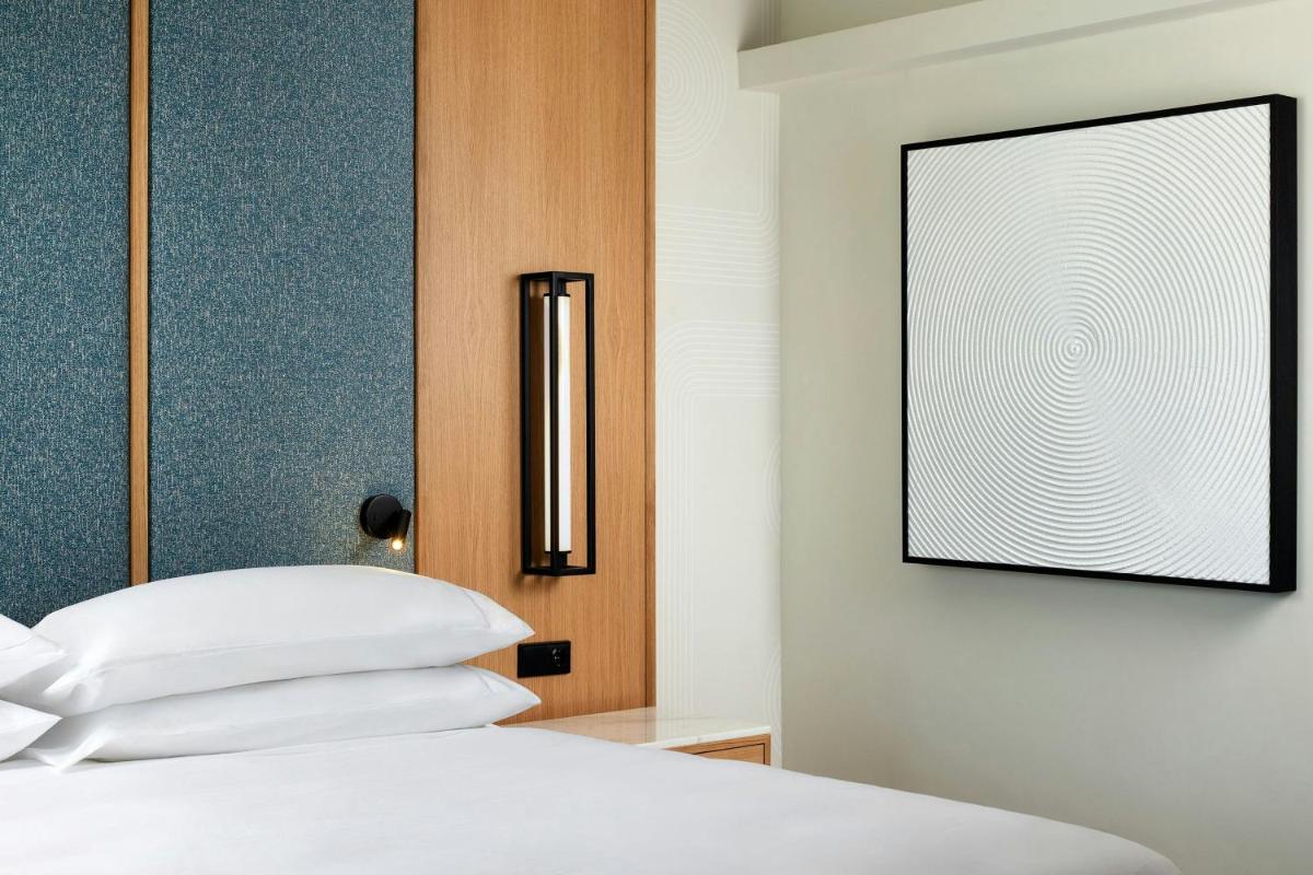 Uma cama ou camas num quarto em Algarve Marriott Salgados Golf Resort & Spa