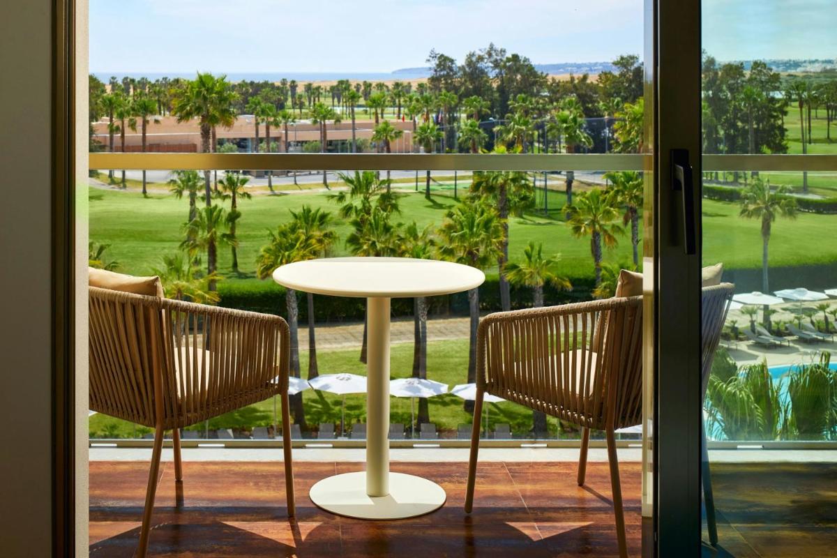 Um jardim no exterior de Algarve Marriott Salgados Golf Resort & Spa