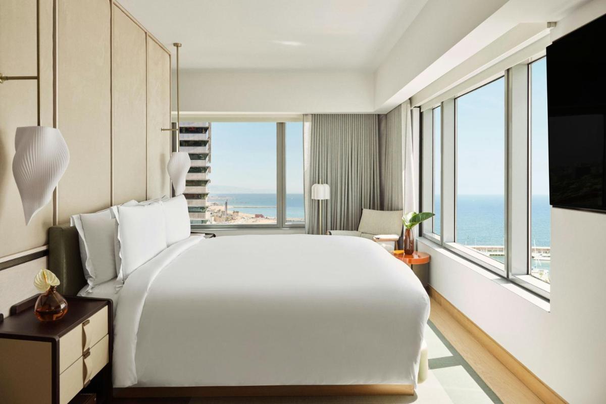 Cama o camas de una habitación en Hotel Arts Barcelona