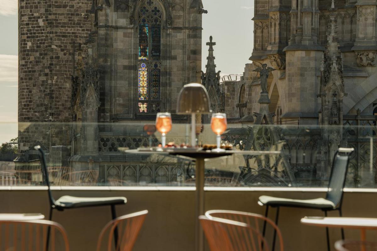 Un restaurante o sitio para comer en Lamaro Hotel