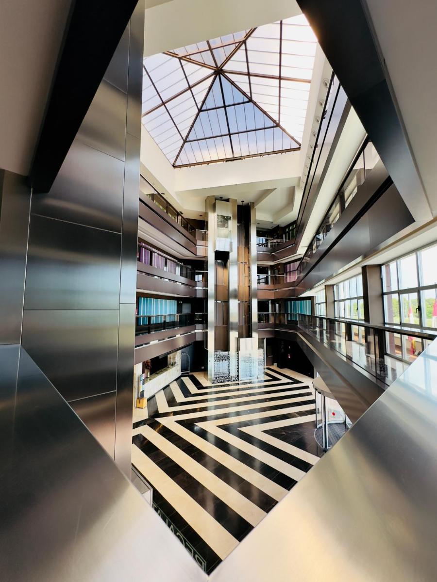 una vista del vestíbulo de un edificio en Hotel Palacio Albacete & SPA, en Albacete