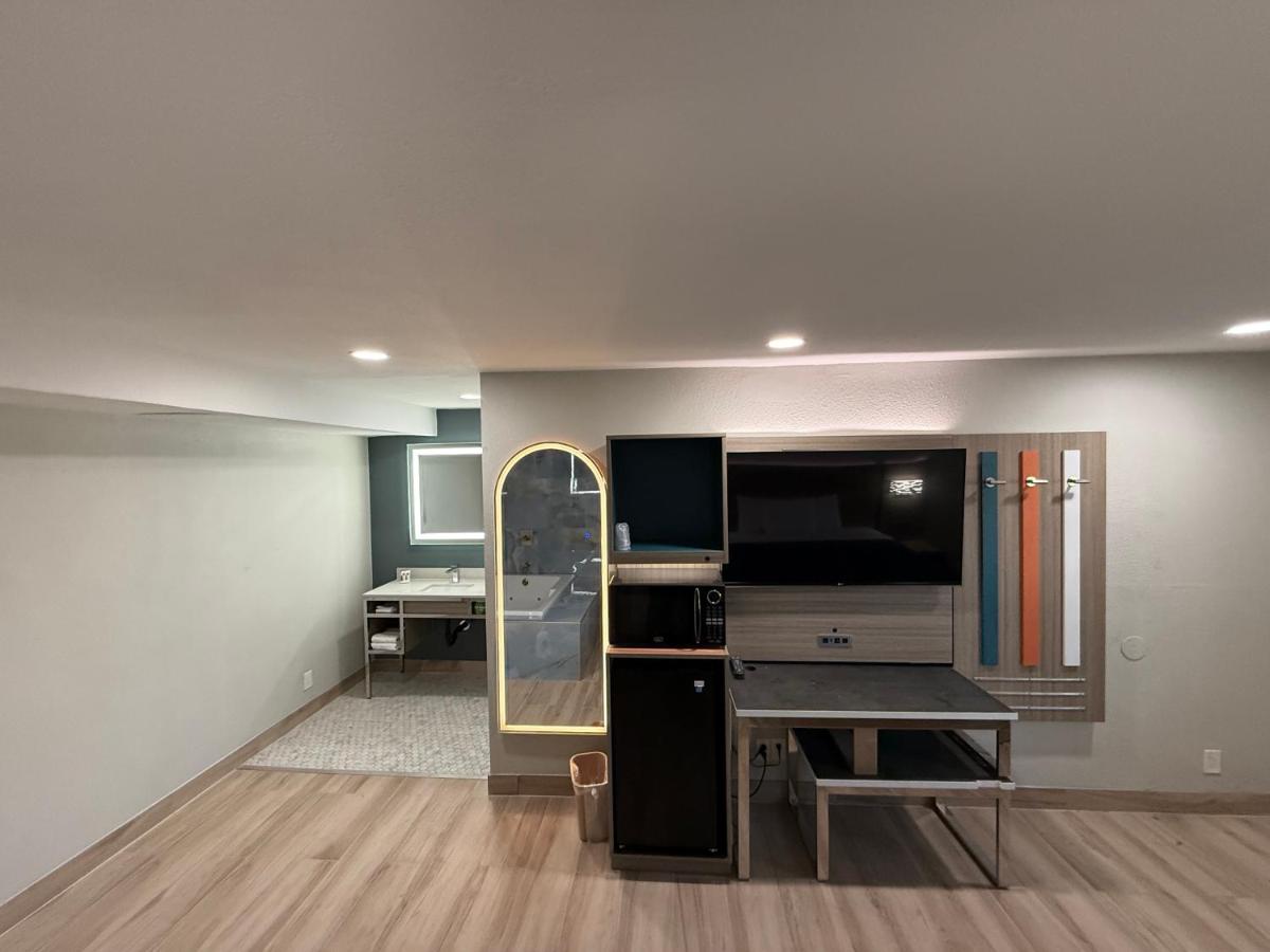 Courtesy Inn & Suites - Housity