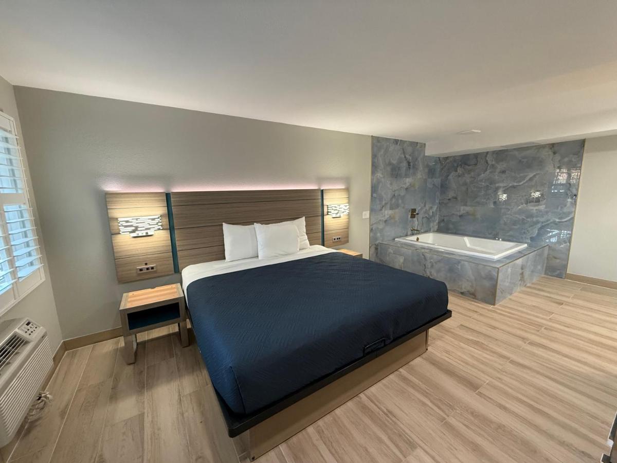 Courtesy Inn & Suites - Housity