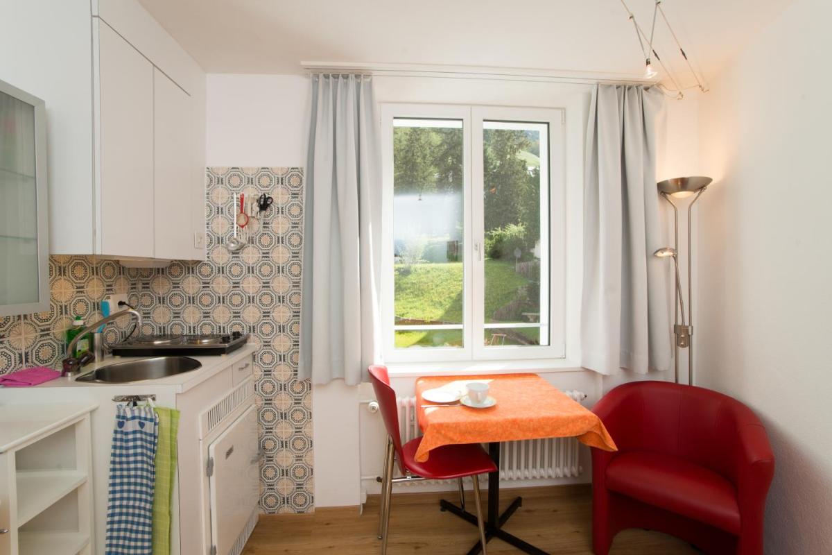 Chesa Quadrella jedes Zimmer mit Küchenzeile - Housity