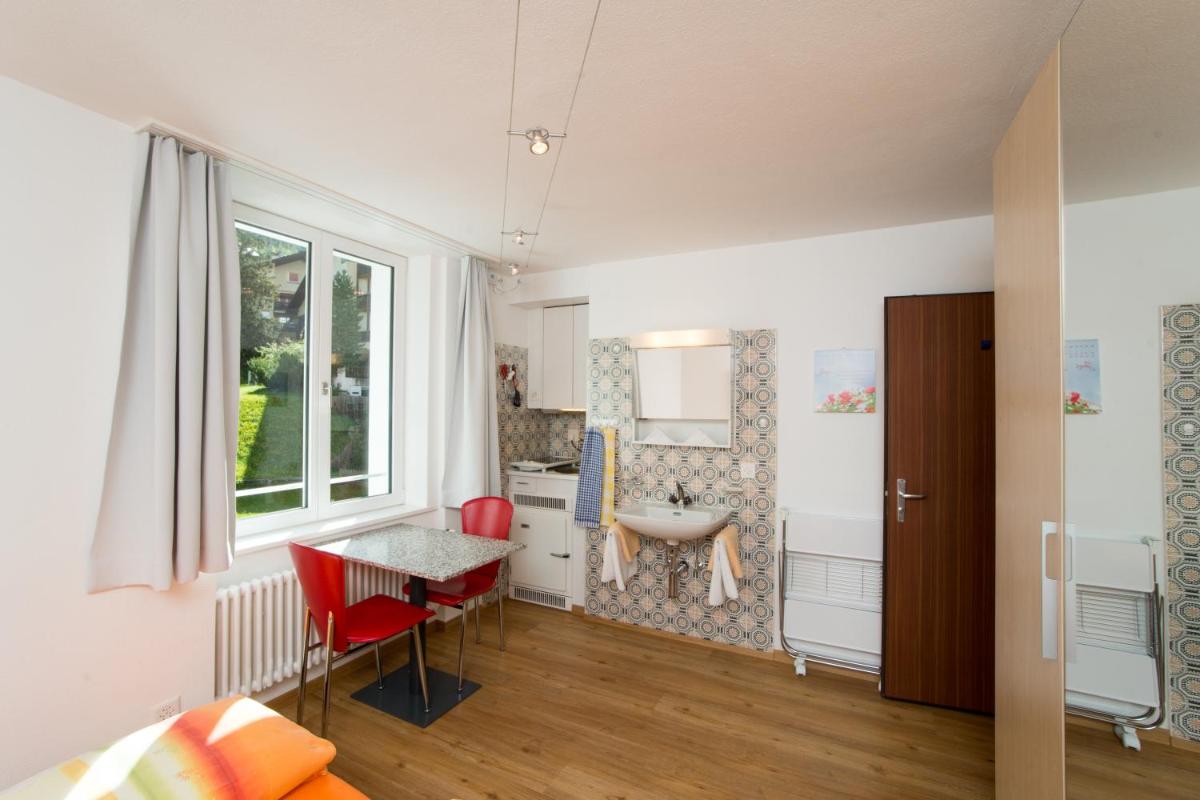 Chesa Quadrella jedes Zimmer mit Küchenzeile - Housity