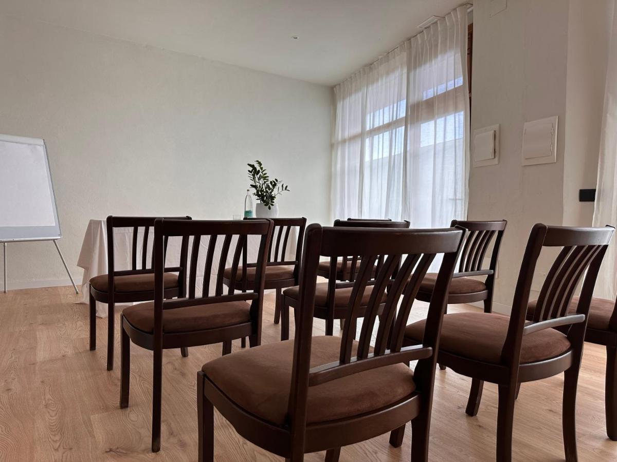 Habitación con sillas, mesa y pantalla en Maristel Hotel & Spa - Adults Only, en Estellencs 91 fotos más