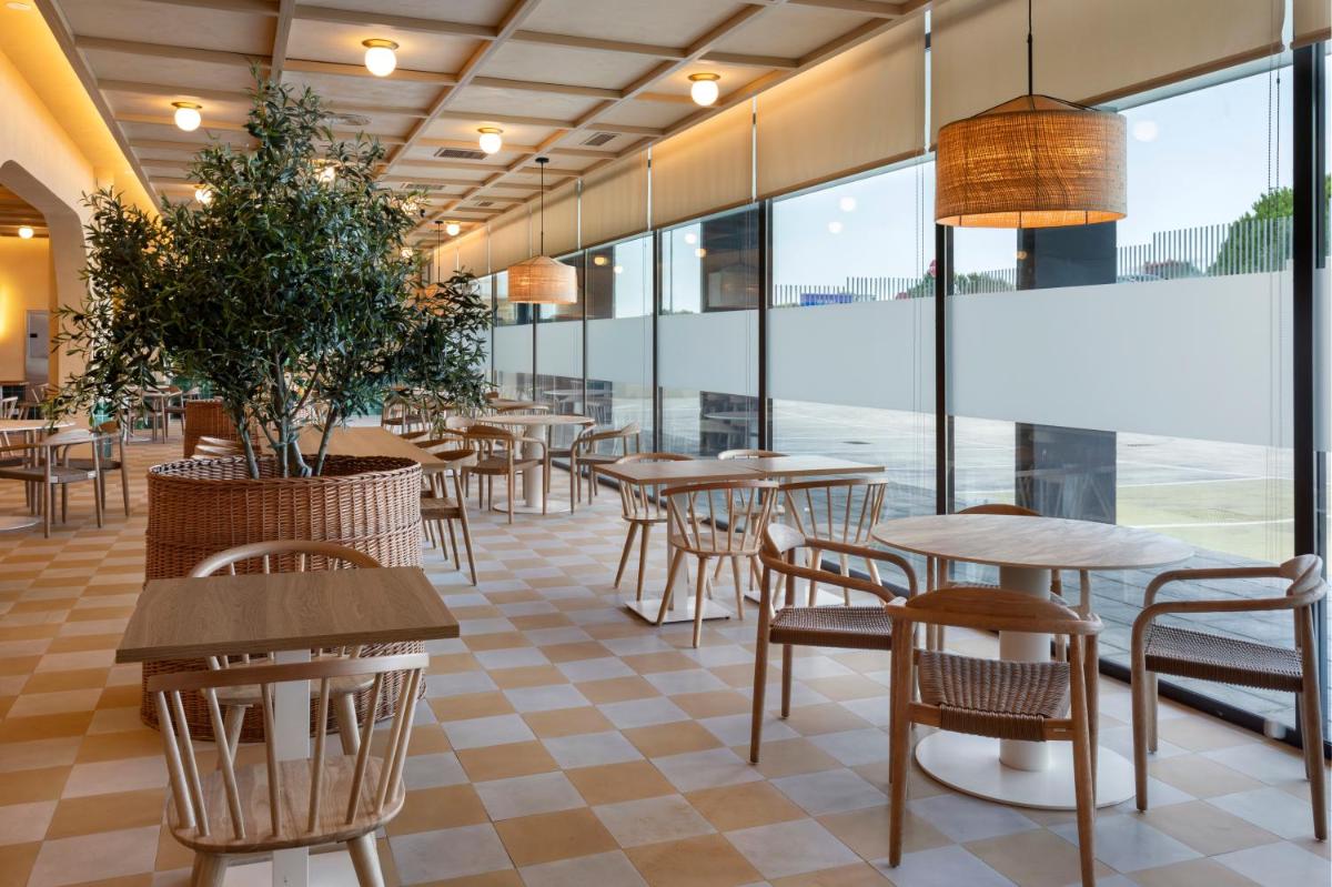 B&B HOTEL Sevilla Bormujos - Housity