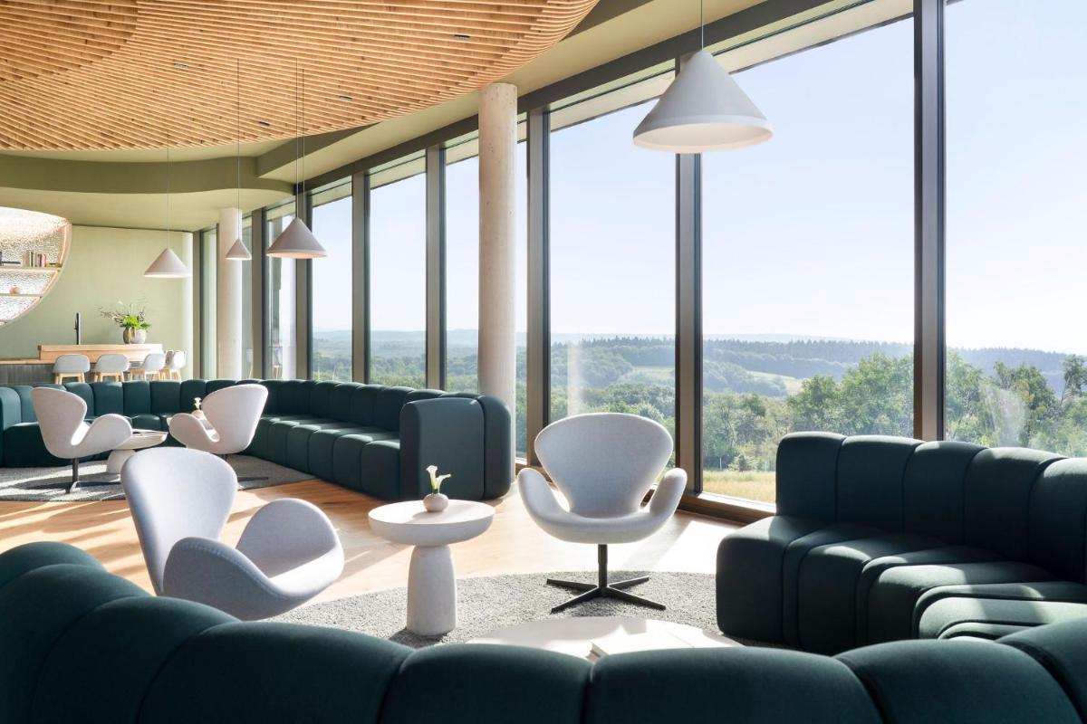 Ein Sitzbereich in der Unterkunft WALDWEIT Rheingau Hotel und Retreat