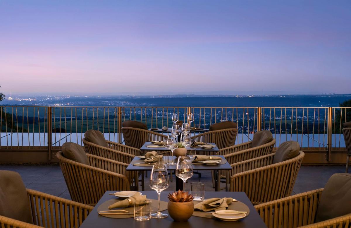Ein Balkon oder eine Terrasse in der Unterkunft WALDWEIT Rheingau Hotel und Retreat