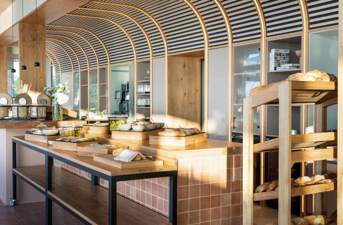 eine Bäckerei mit einer langen Theke mit Brot in der Unterkunft WALDWEIT Rheingau Hotel und Retreat in Kiedrich