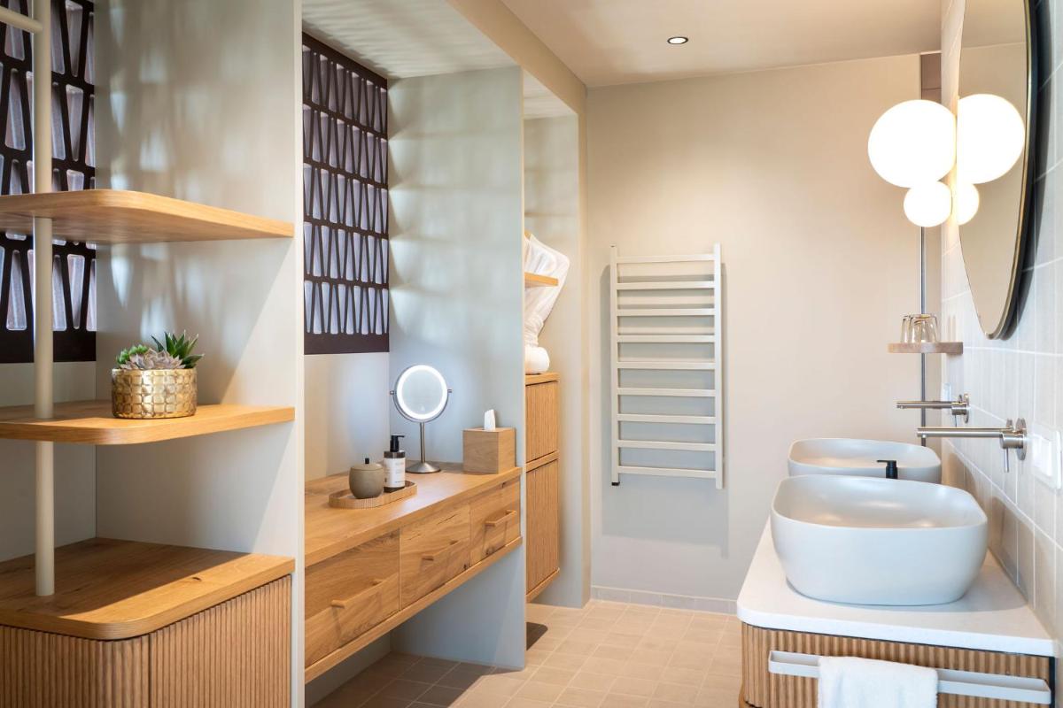 ein Badezimmer mit Waschbecken und Toilette in der Unterkunft WALDWEIT Rheingau Hotel und Retreat in Kiedrich + 33 Fotos