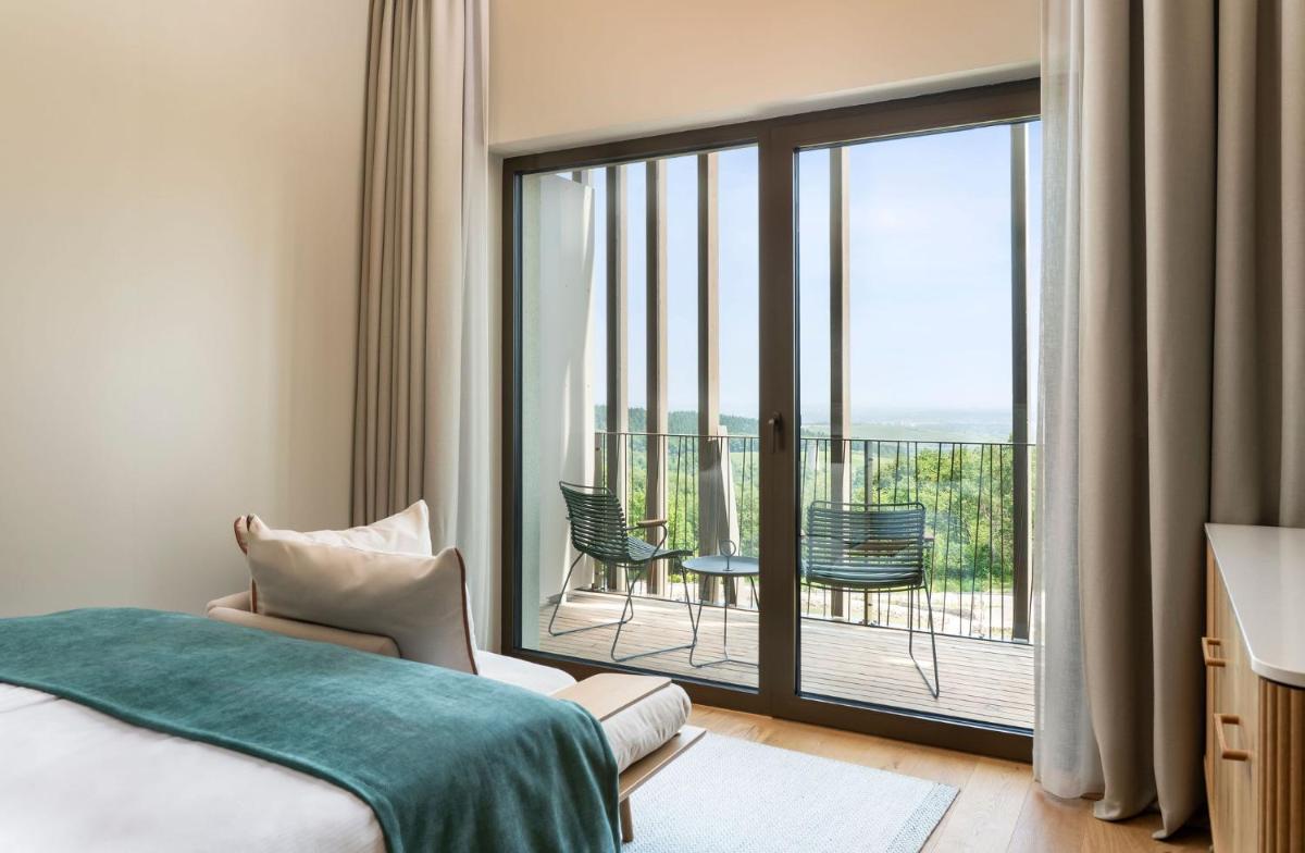 Ein Bett oder Betten in einem Zimmer der Unterkunft WALDWEIT Rheingau Hotel und Retreat