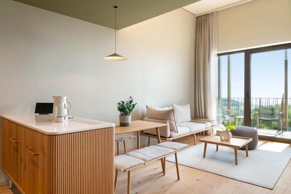 Ein Sitzbereich in der Unterkunft WALDWEIT Rheingau Hotel und Retreat