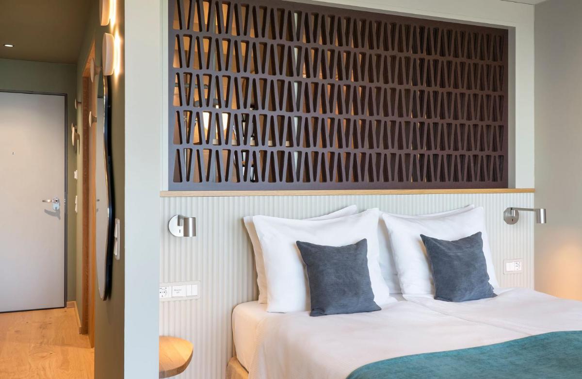 Ein Bett oder Betten in einem Zimmer der Unterkunft WALDWEIT Rheingau Hotel und Retreat