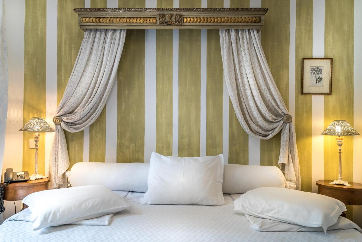 Uma cama ou camas num quarto em Lawrences Hotel