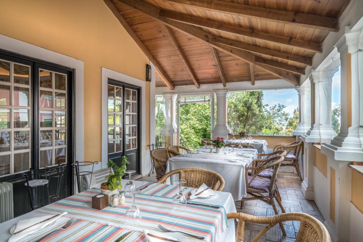 um restaurante com mesas e cadeiras em um pátio em Lawrences Hotel em Sintra