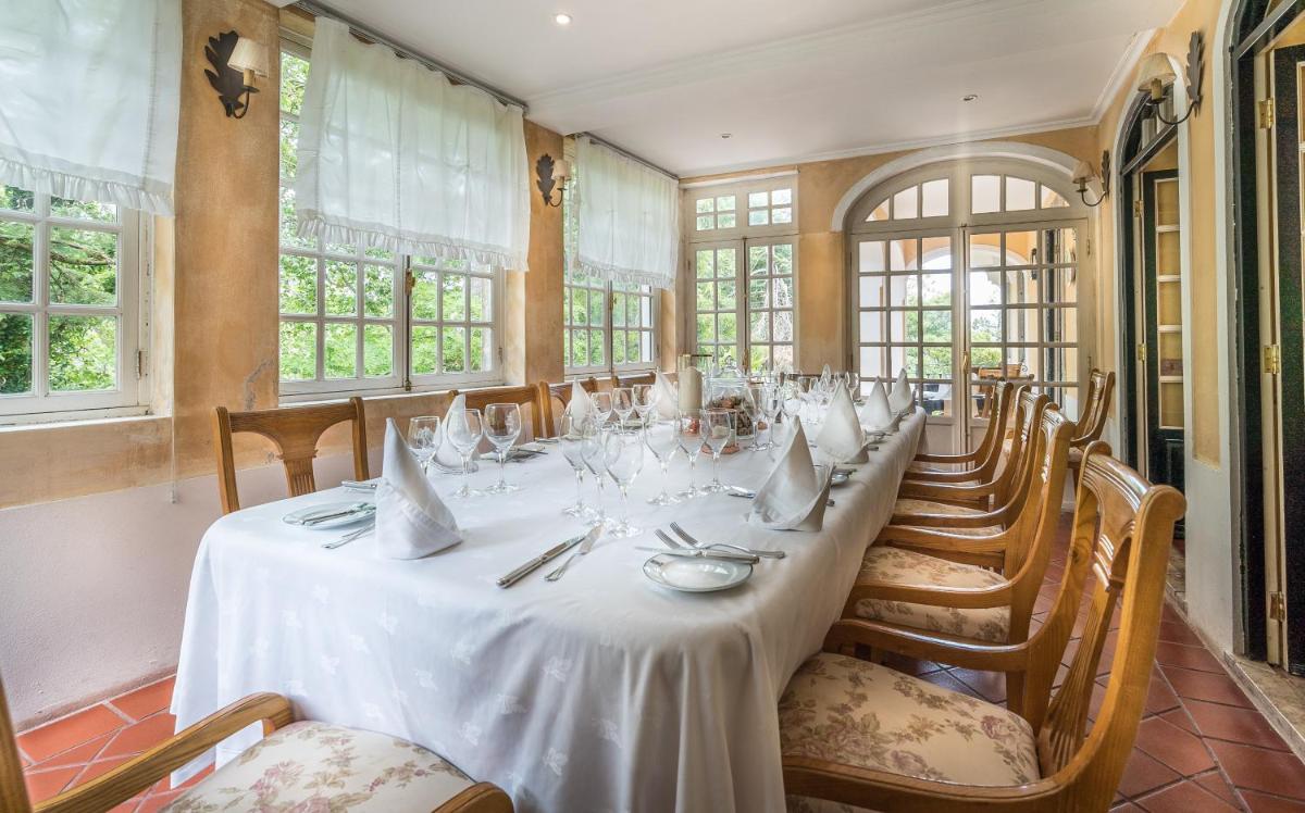 Um restaurante ou outro lugar para comer em Lawrences Hotel
