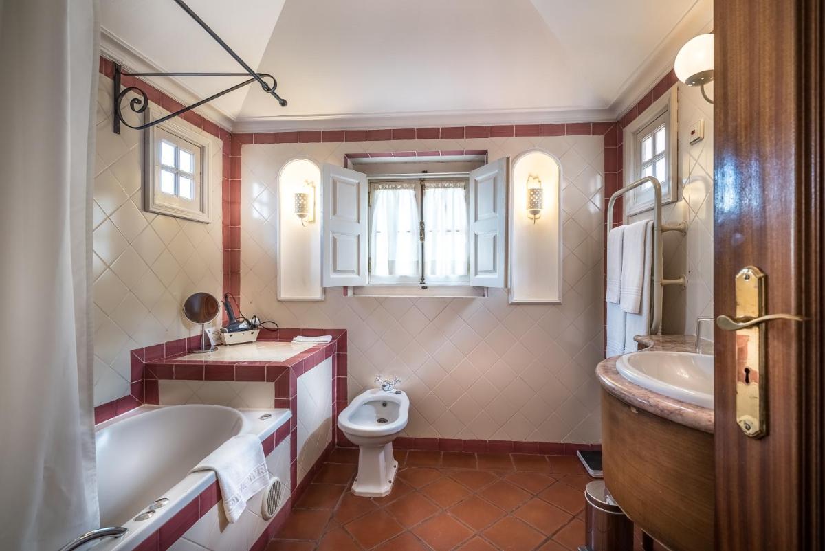 Uma casa de banho em Lawrences Hotel