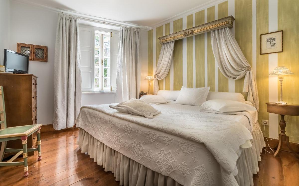 Uma cama ou camas num quarto em Lawrences Hotel
