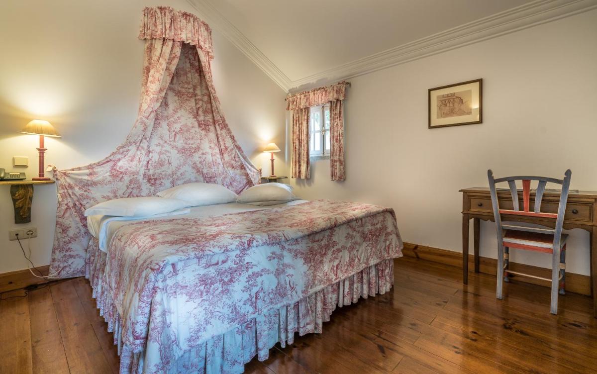 Uma cama ou camas num quarto em Lawrences Hotel