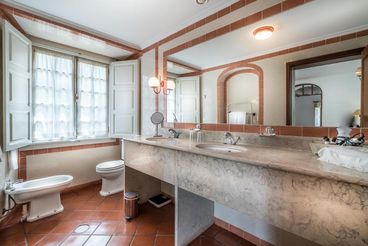 Uma casa de banho em Lawrences Hotel