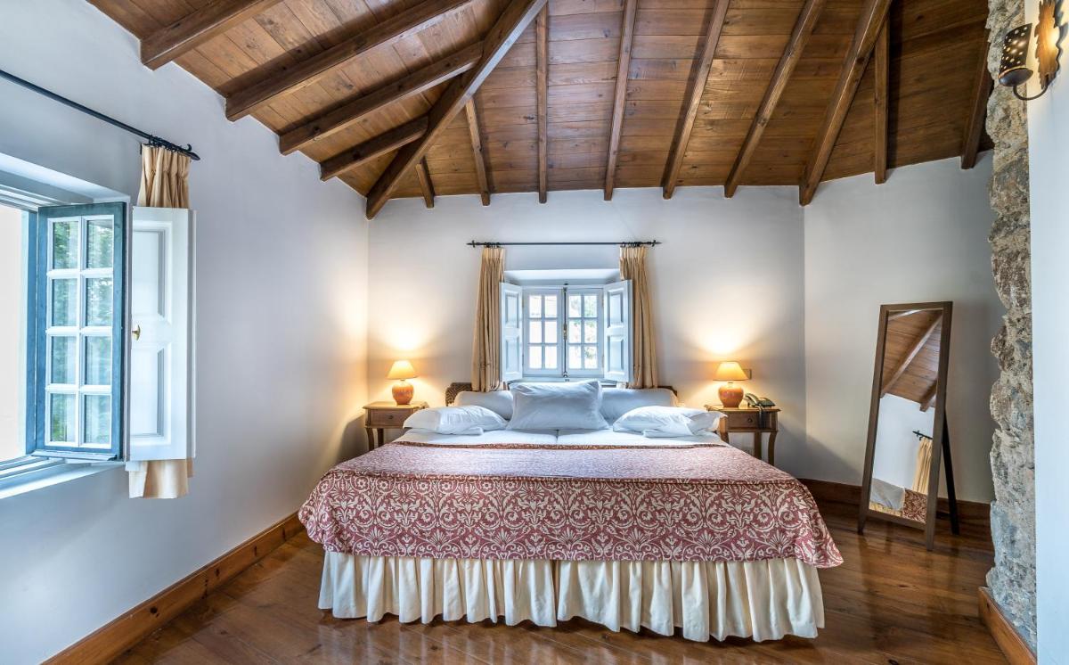 Uma cama ou camas num quarto em Lawrences Hotel