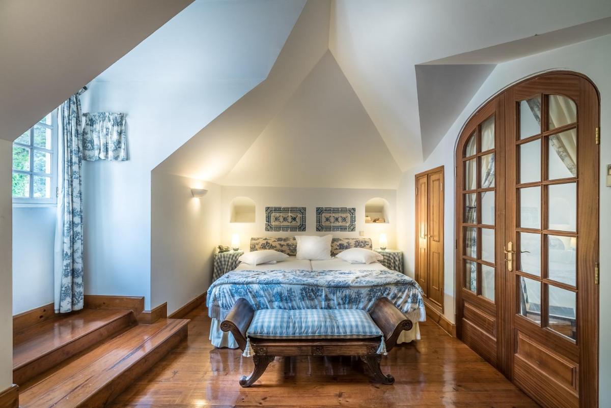Uma cama ou camas num quarto em Lawrences Hotel