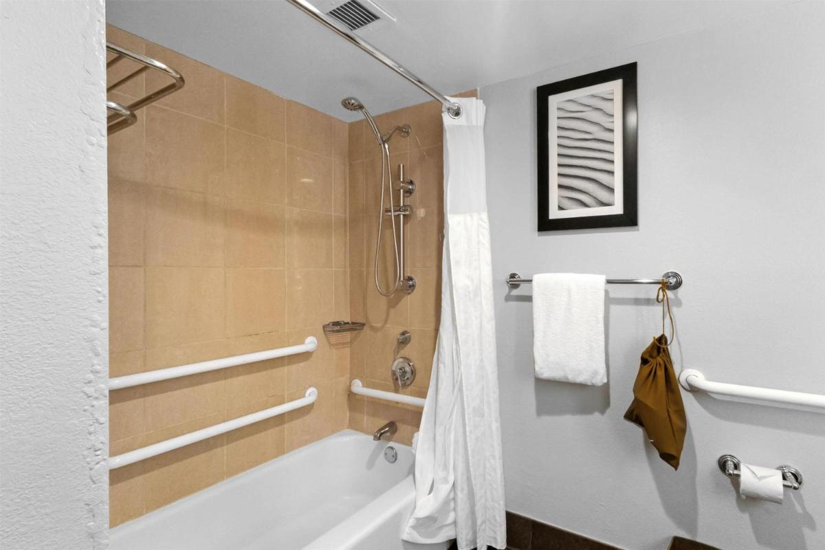 DoubleTree by Hilton Palm Beach Gardens - Housity