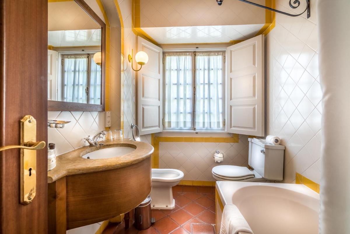 um banheiro com pia e vaso sanitário em Lawrences Hotel em Sintra mais 49 fotografias