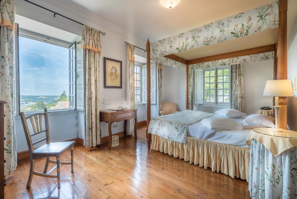 um quarto com uma cama, uma escrivaninha e uma janela em Lawrences Hotel em Sintra