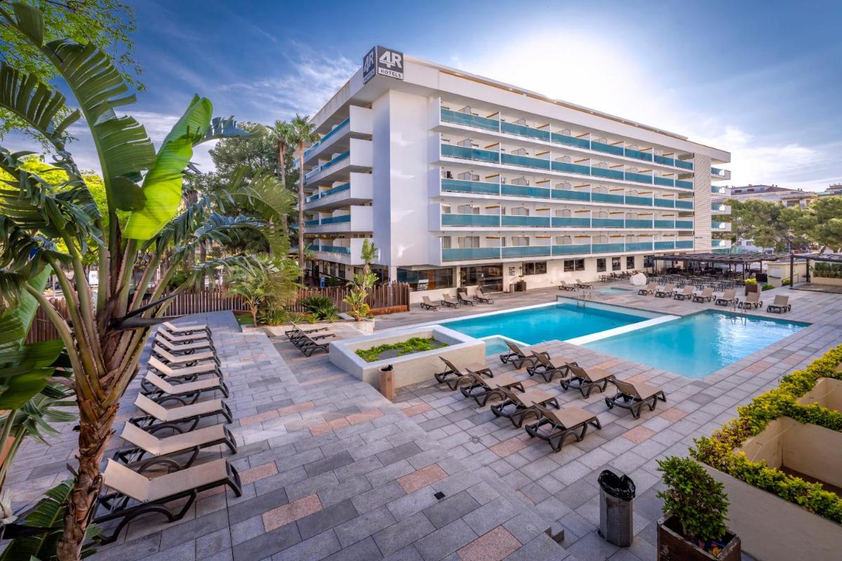 Una vista exterior de un hotel con piscina. en 4R Salou Park Resort II, en Salou