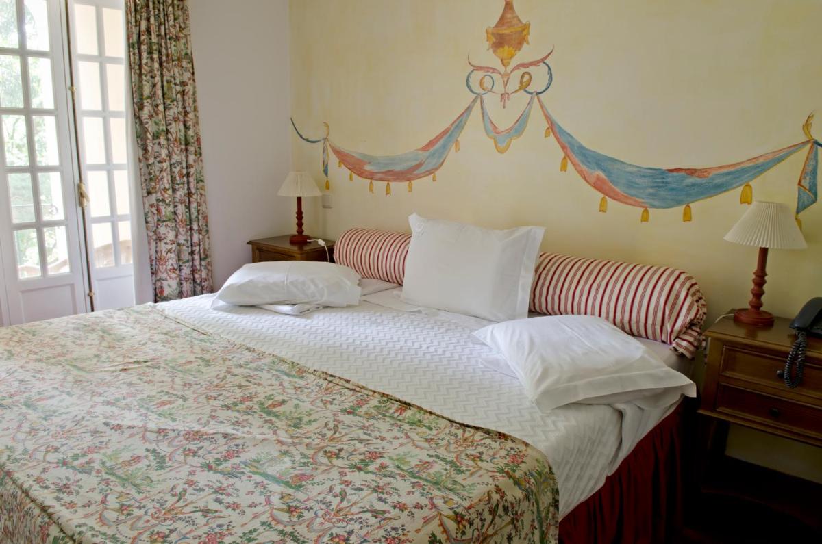 Uma cama ou camas num quarto em Lawrences Hotel
