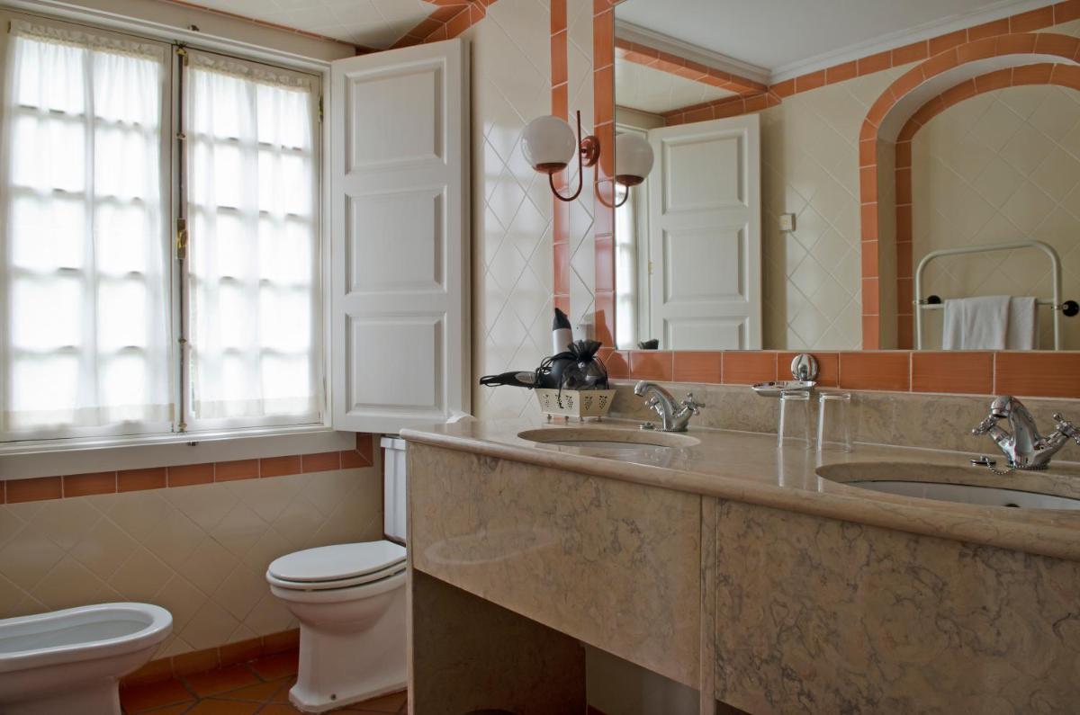 Uma casa de banho em Lawrences Hotel