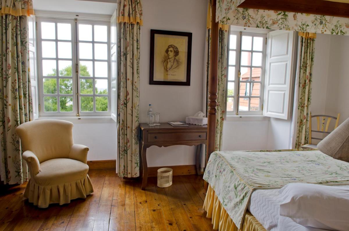 Uma cama ou camas num quarto em Lawrences Hotel