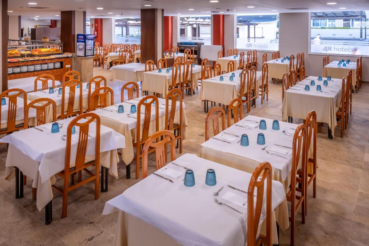 Un restaurante o sitio para comer en 4R Salou Park Resort II