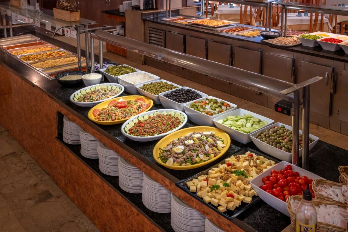 Comida en o cerca de este hotel