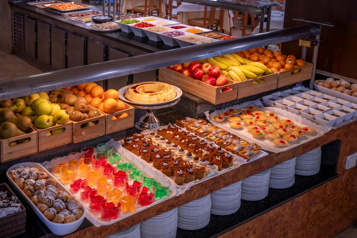 Comida en o cerca de este hotel