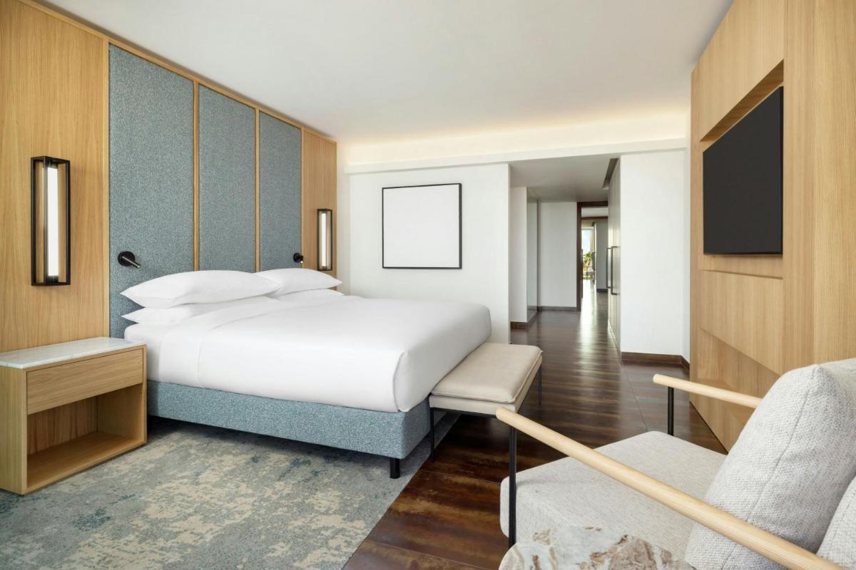 Uma cama ou camas num quarto em Algarve Marriott Salgados Golf Resort & Spa