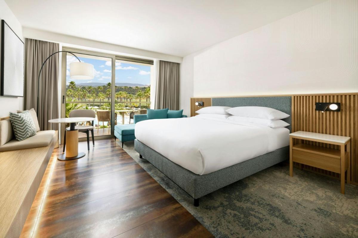 Uma cama ou camas num quarto em Algarve Marriott Salgados Golf Resort & Spa