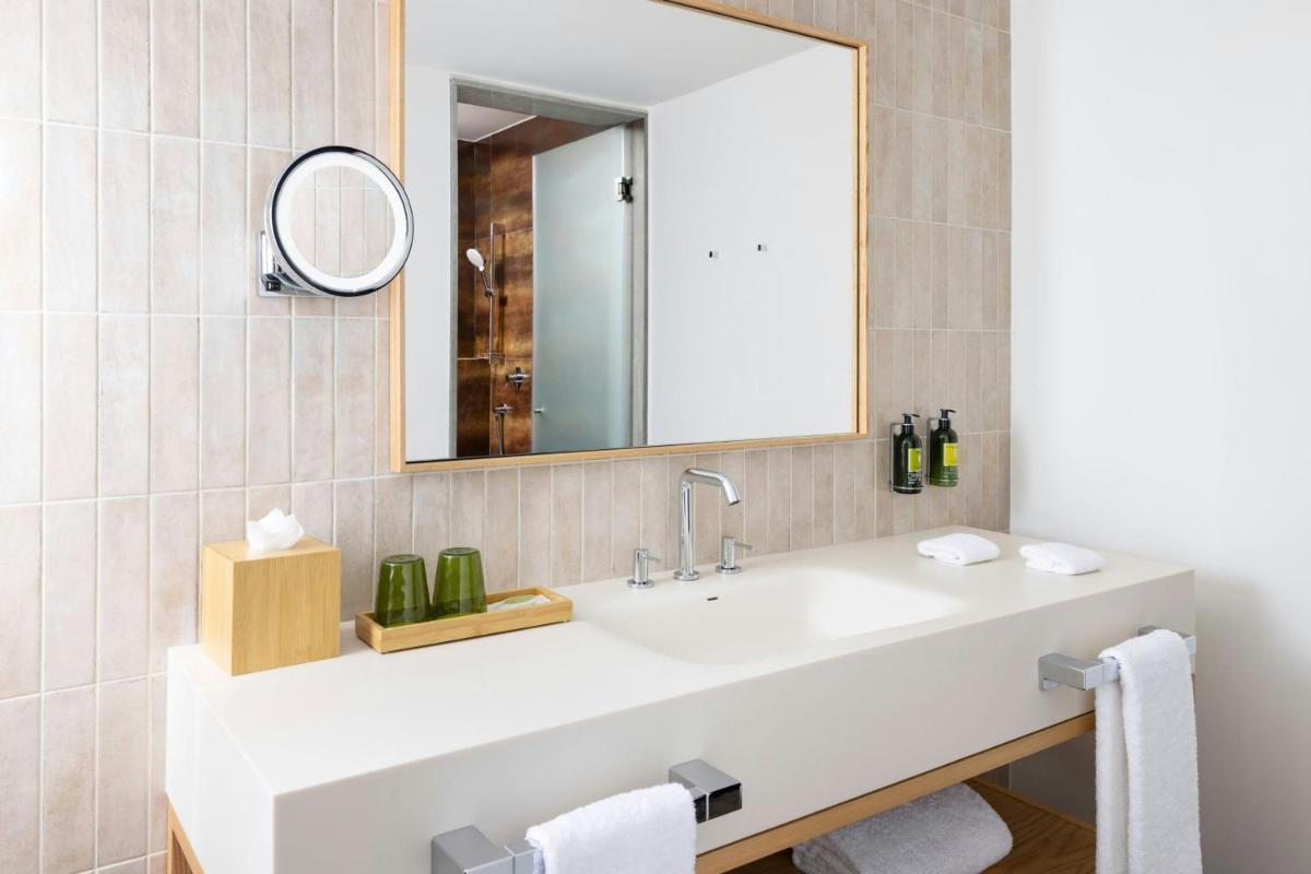 Uma casa de banho em Algarve Marriott Salgados Golf Resort & Spa