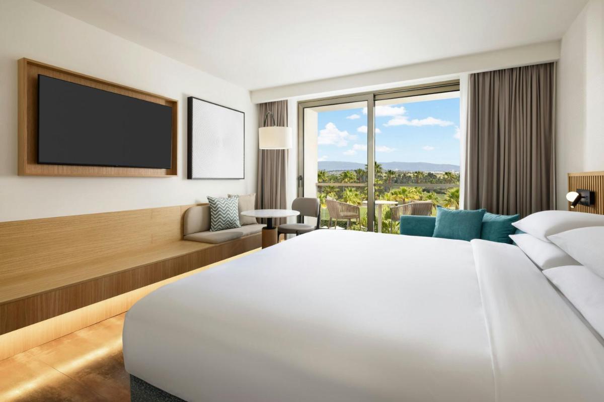 Uma cama ou camas num quarto em Algarve Marriott Salgados Golf Resort & Spa