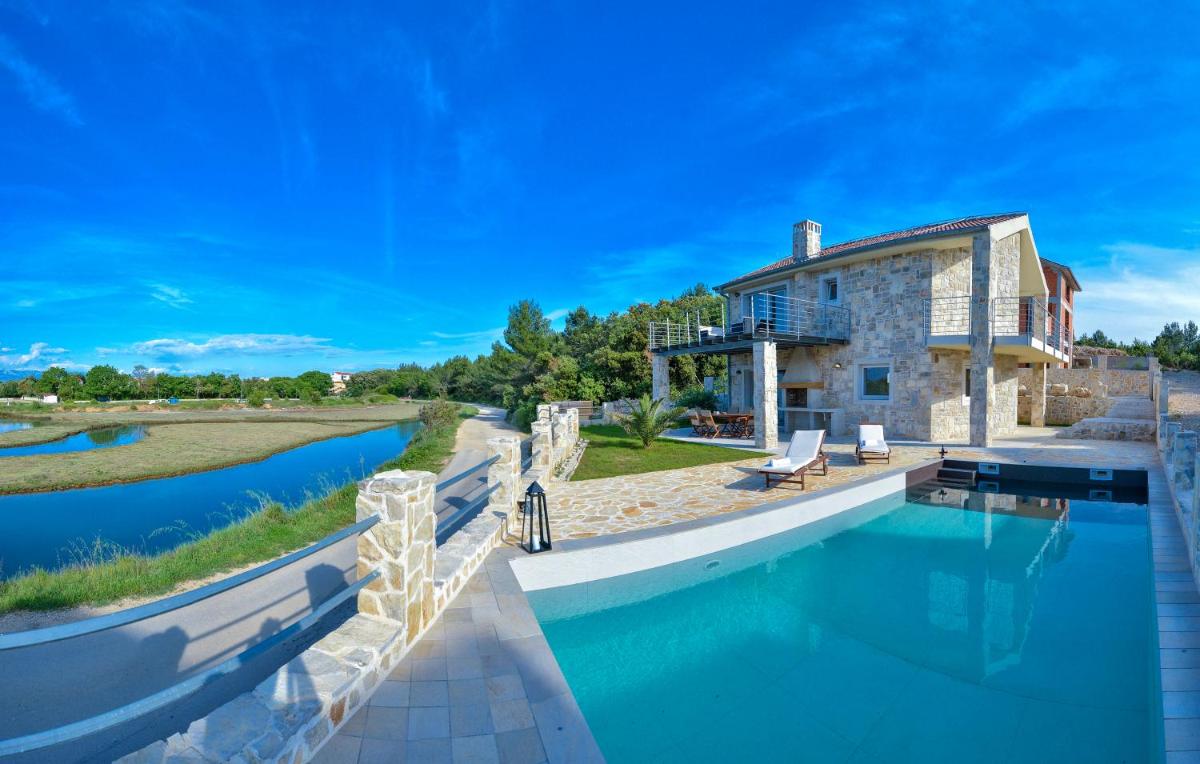 Amazing Villa Ele - Housity