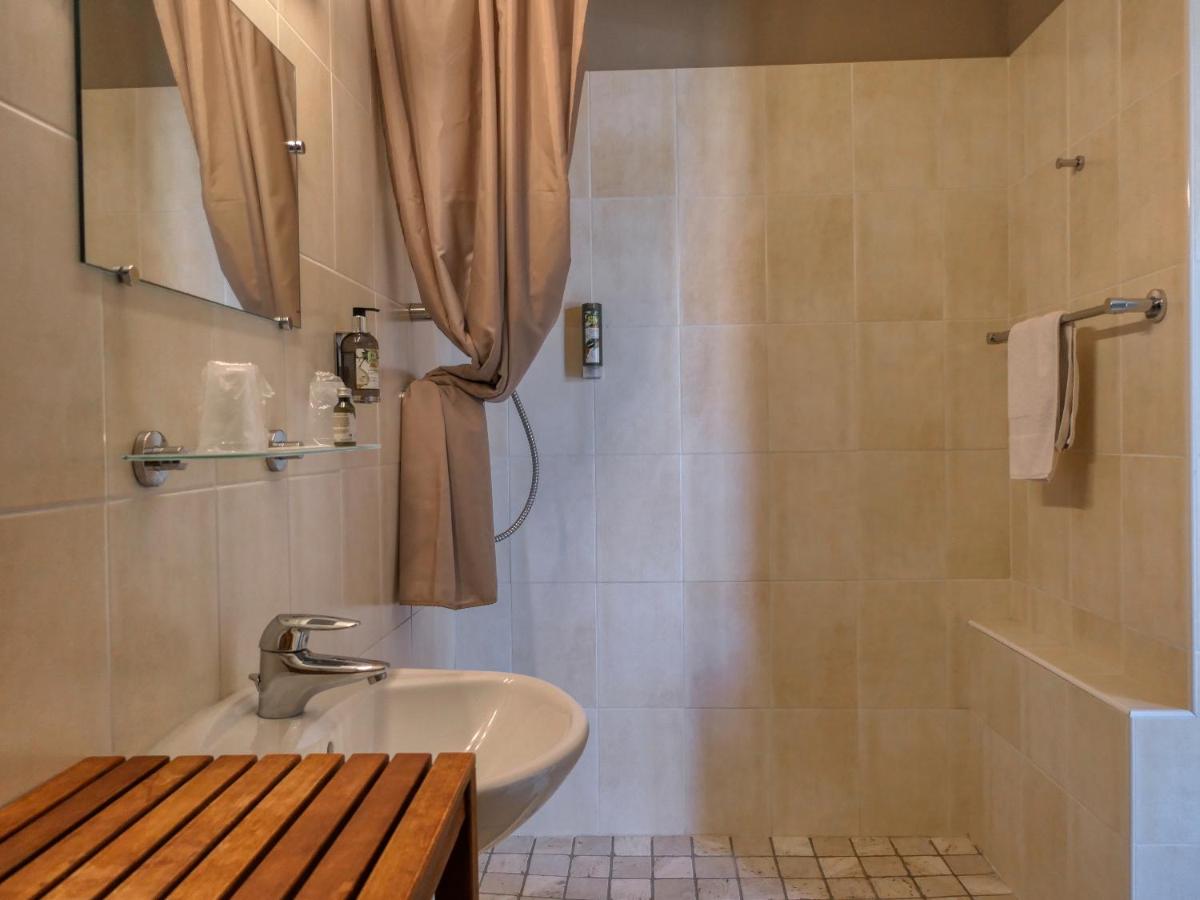 Logis Hôtel Le Manoir - Luberon - Housity