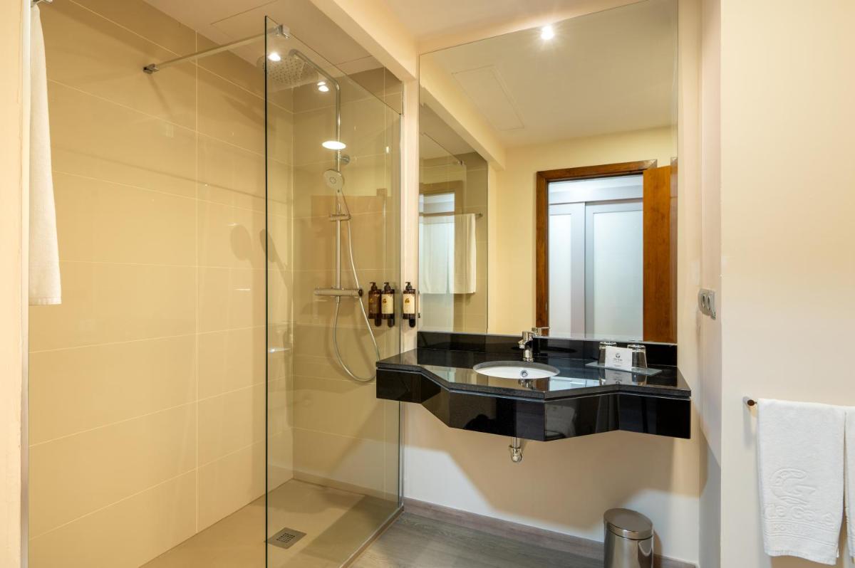 un baño con lavabo y ducha en Vila Gale Isla Canela, en Isla Canela