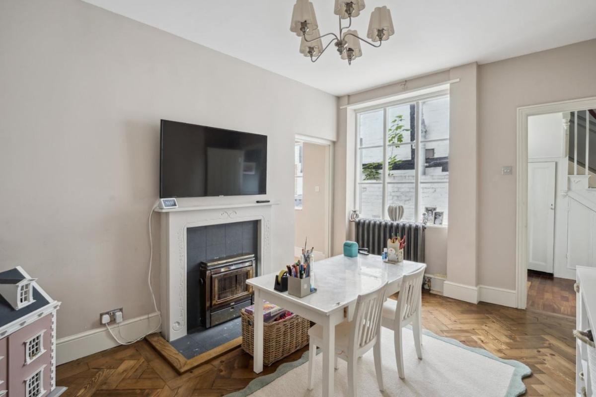 Historic terrace house in Old Amersham - Housity